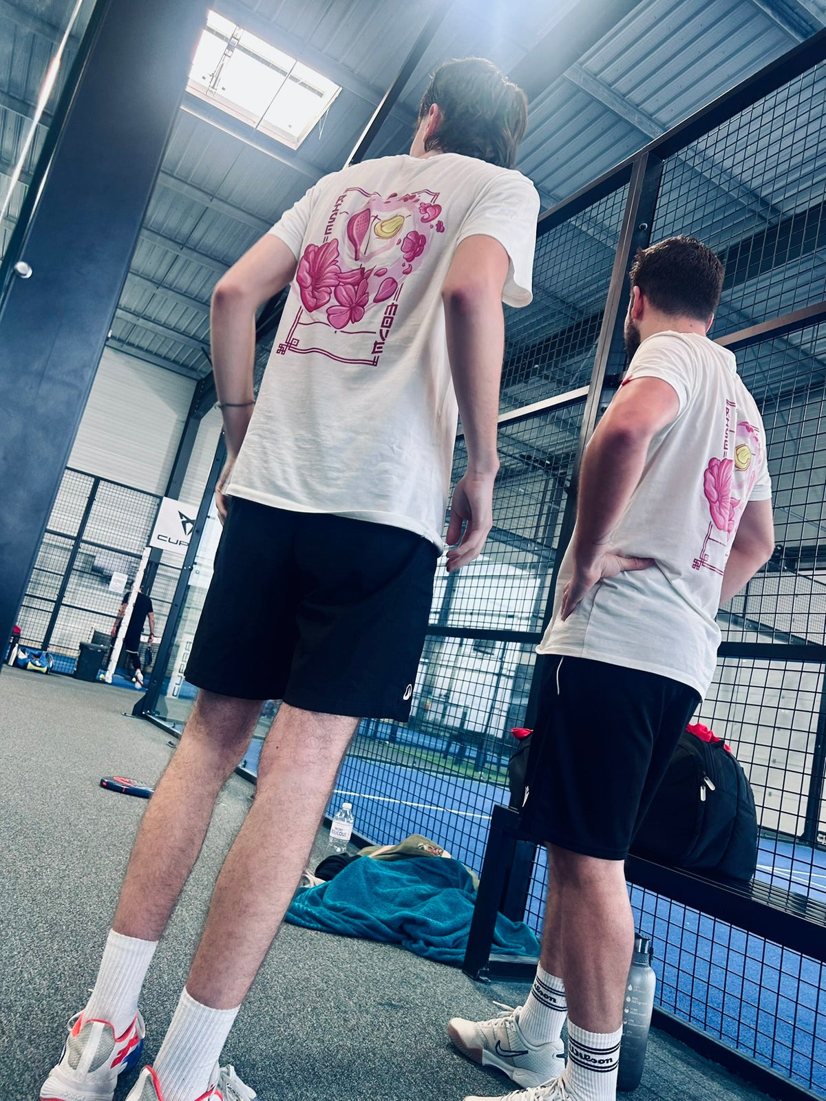 Deux joueurs en t-shirts /RAM sur un terrain extérieur