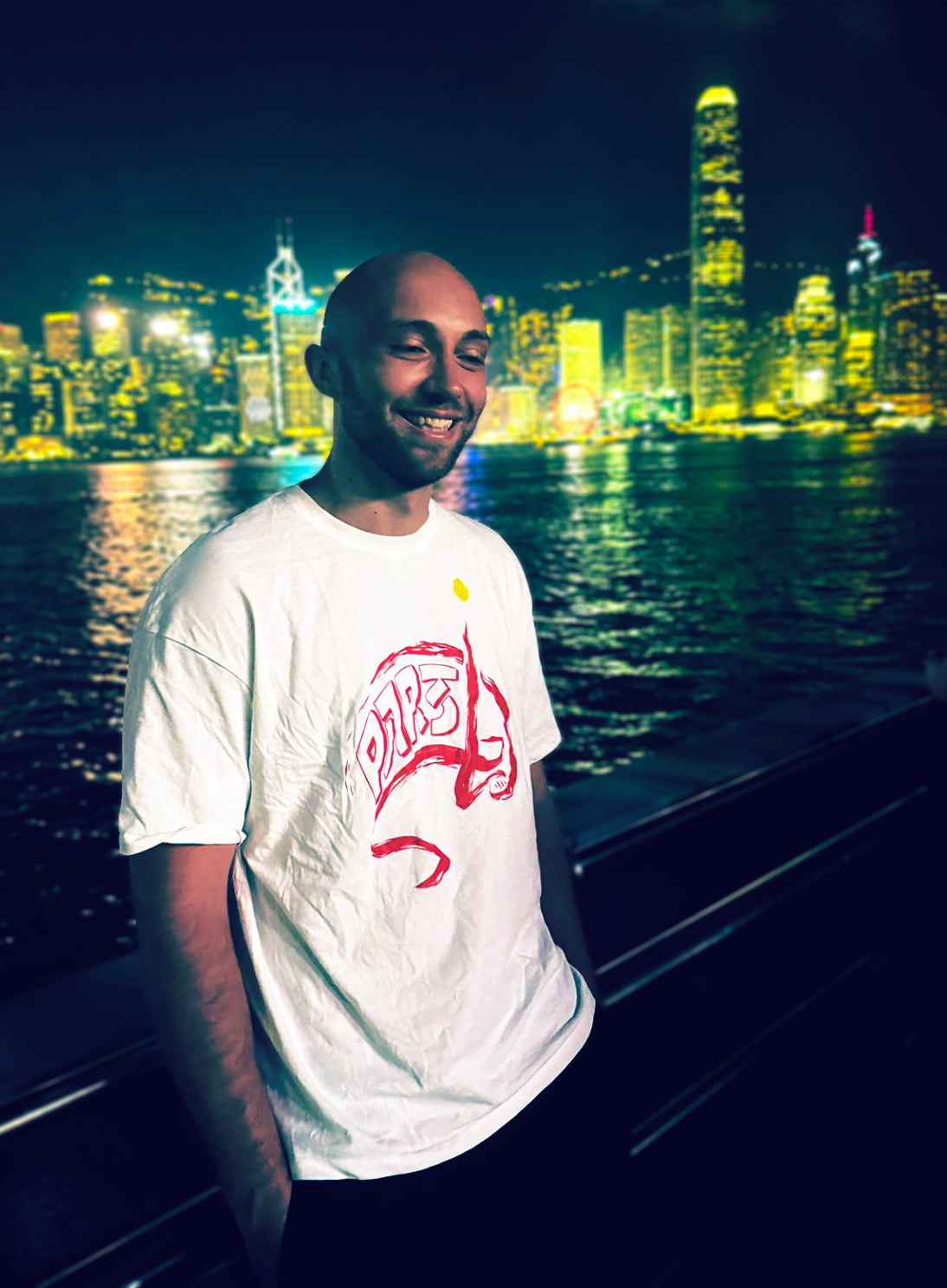 T-shirt /RAM porté en ville, de nuit, devant une skyline